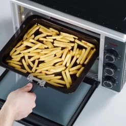 Severin Mini Backofen 1600 W, 230°C -Küchenwerkzeug – los geht’s! TO2056 Pommes herausnehmen